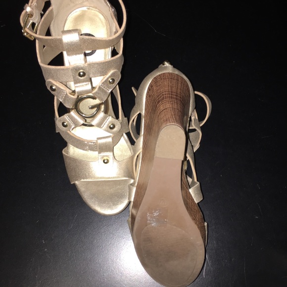 Guess - Picture 3 of 3